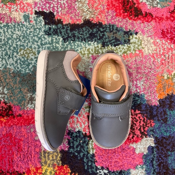 Stride Rite Charcoal Leather Kids Sneakers - Picture 1 of 1